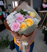 Букет цветов из:  Герберы, Розы и Хризантемы в Гудермесе