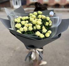 Букет Белые кустовые розы Солинеро в Гудермесе