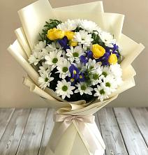 Букет цветов из:  Ирисы, Хризантемы и Розы в Гудермесе